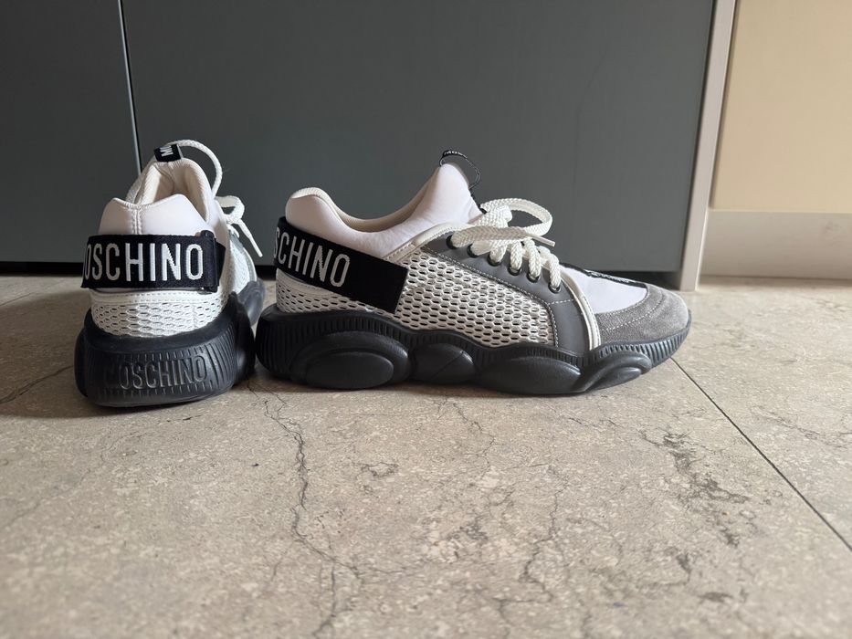 Vand pantofi sport Moschino.