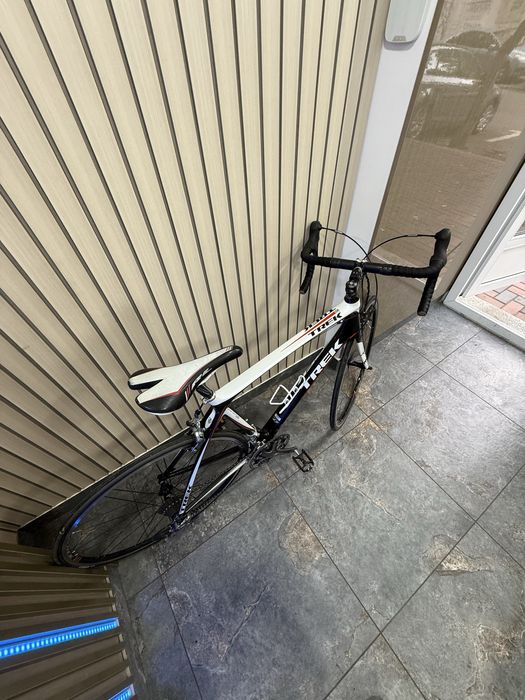Fane Amanet: Bicicletă de șosea Trek Madone 4.7 din carbon