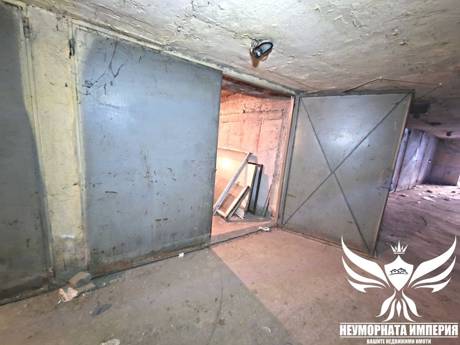 Продавам масивен гараж 15кв.м. в Асеновград, широк център