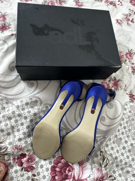 Сини сандали на ток