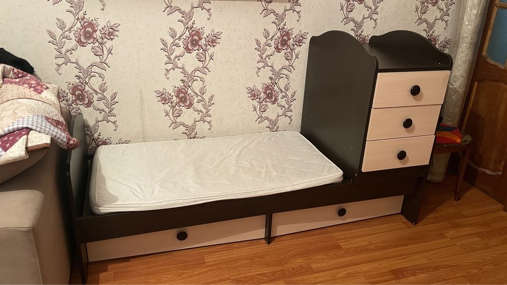 Детская кровать с тумбочкой