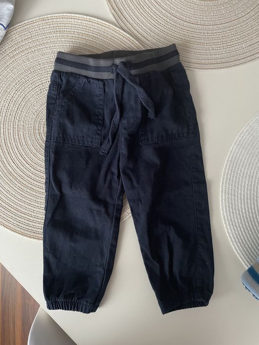 Set de haine pentru băiețel de 9–12 luni (74–80 cm), de la H&M, Koton Baby și Pusblu (include o bluză, pantaloni și un pulover călduros).