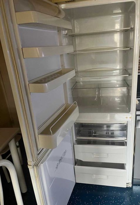 Двухкамерный холодильник Snaige б/у