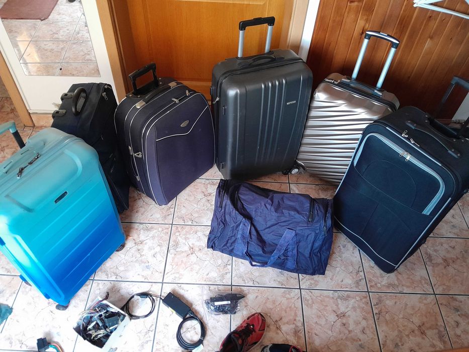 mese nnoi ,plităelectrică ,încălzitor ,trolere bagaje,bancă abdomene ,steper ,clăpari ,bețe ski...