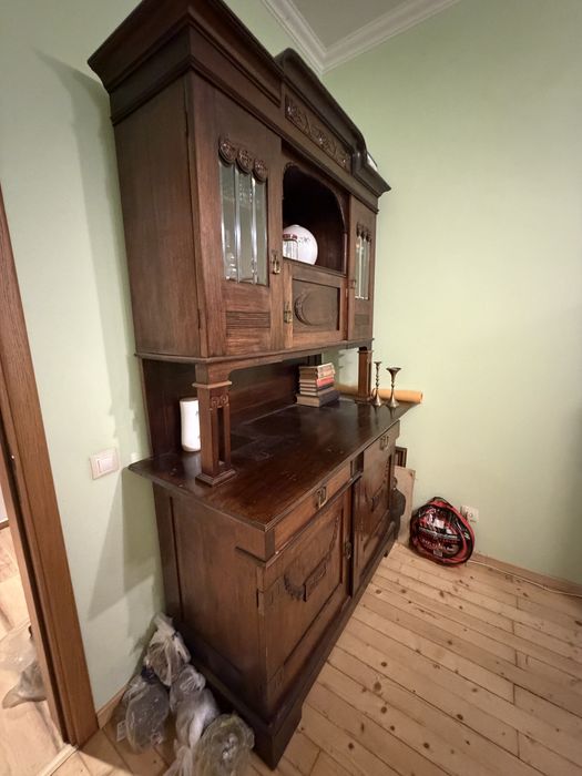 Старинен шкаф с дърворезба