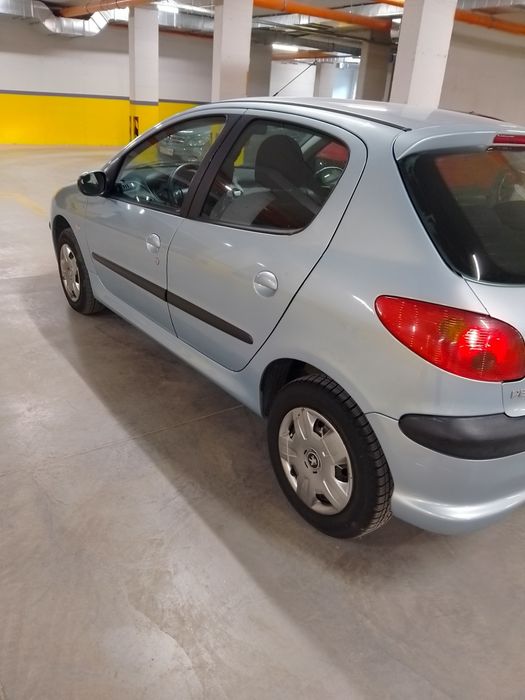Продавам Пежо 206