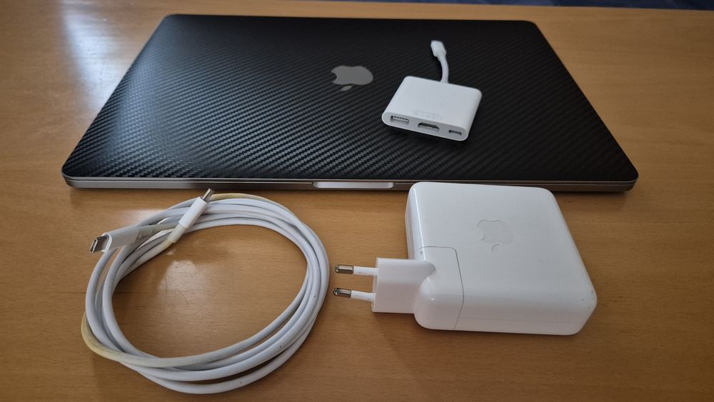 Apple MacBook Pro A1990