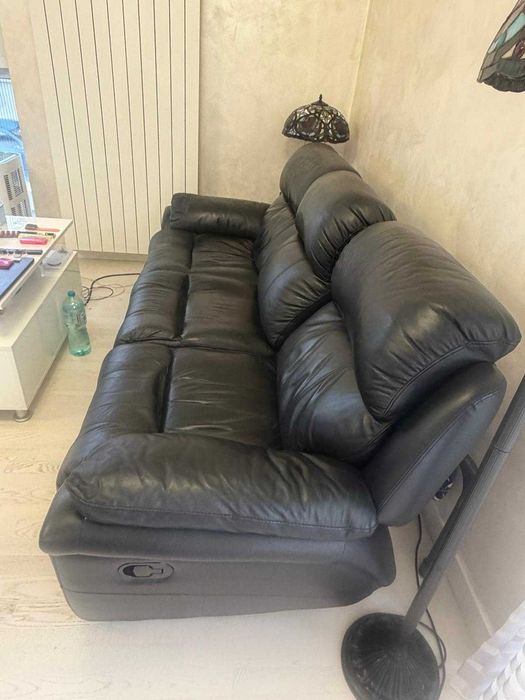 Canapea piele neagră cu recliner 3 locuri
