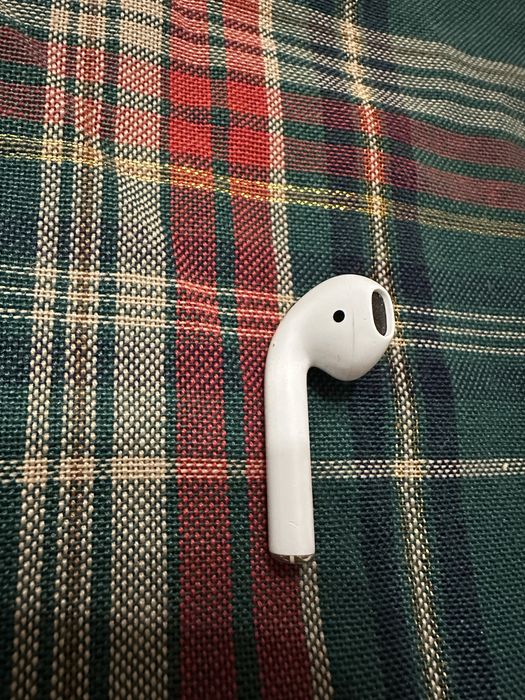 AirPods - 1 слушалка