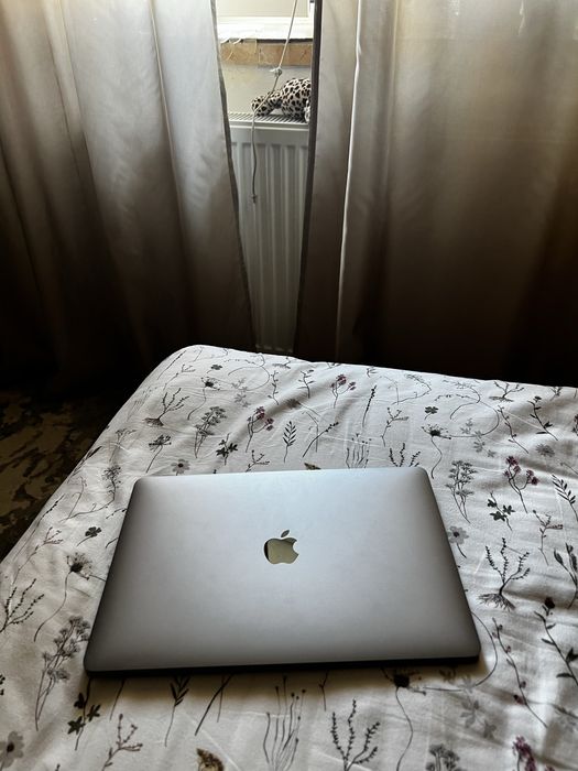 Apple MacBook Air M1 8GB RAM + Apple Magic Mouse