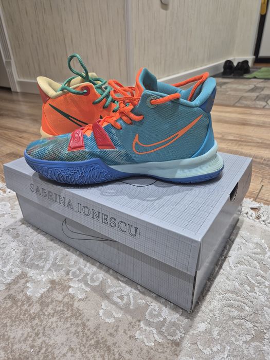 Спортивные кроссовки