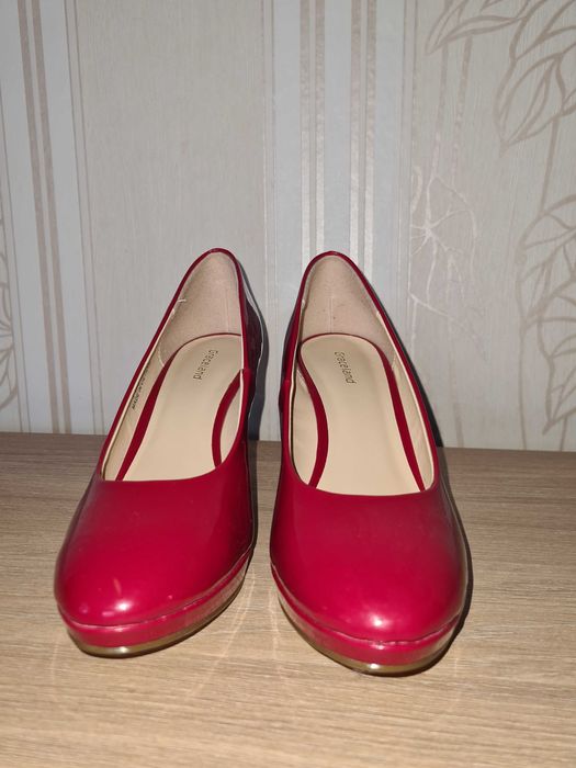 Лачени обувки на висок ток, 37 номер