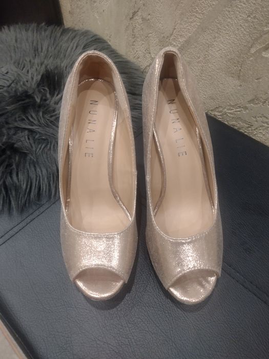 Дамски обувки на висок ток, златисти