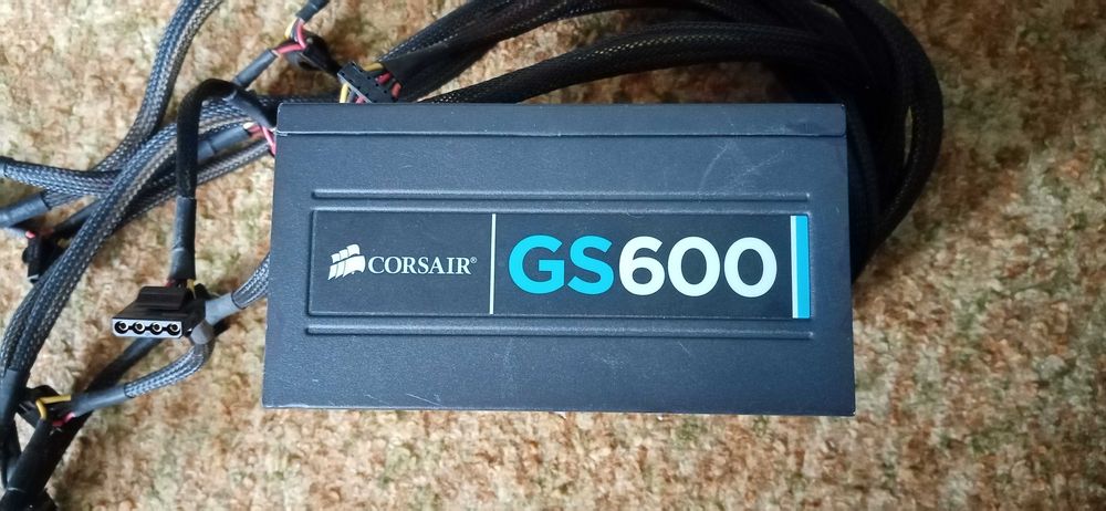 Продавам захранване Corsair 600w