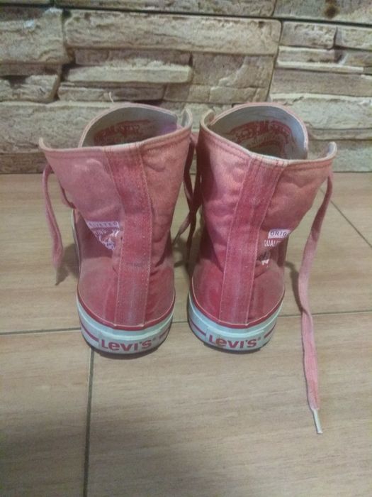 Продавам кецове Levis номер 42.5