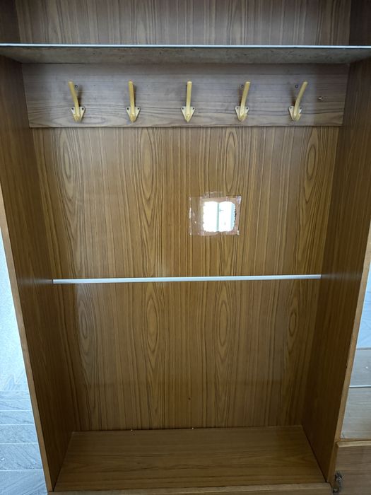 Деревянный шкаф.