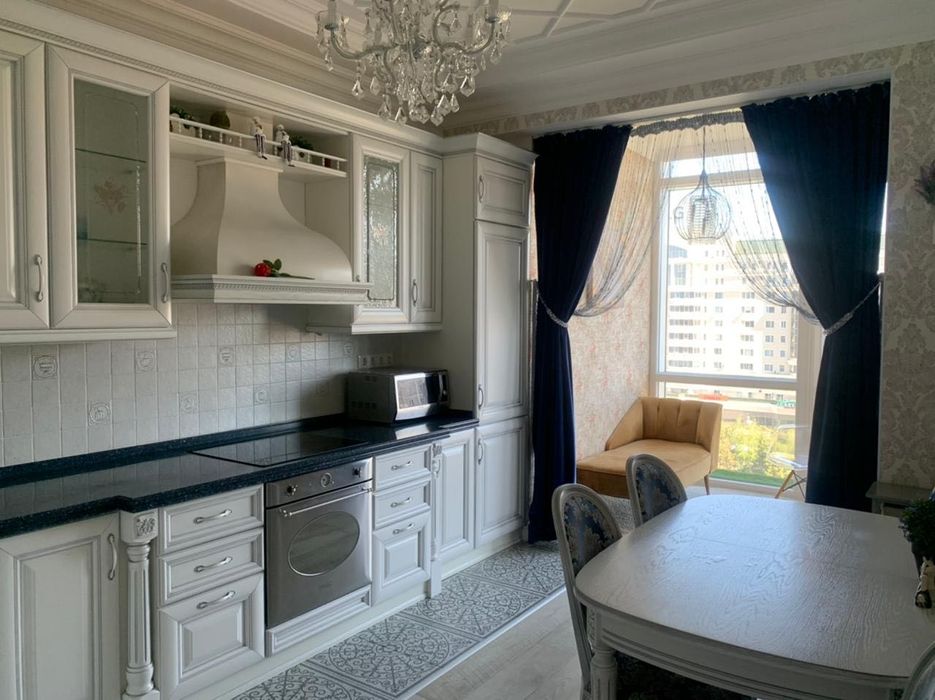 Обеденный стол со стульями