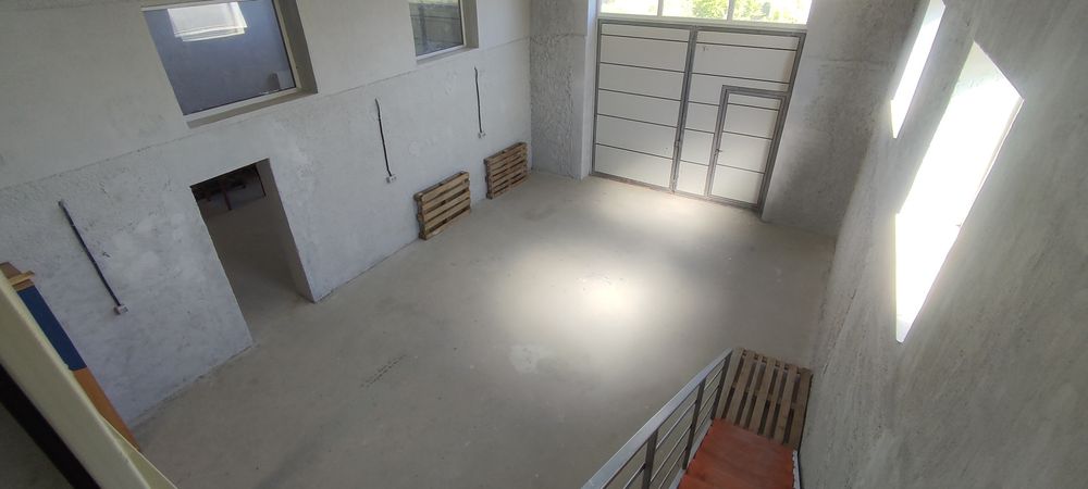 Hala 160 mp + birou + curte privată  900 mp + parcare – Acces A4