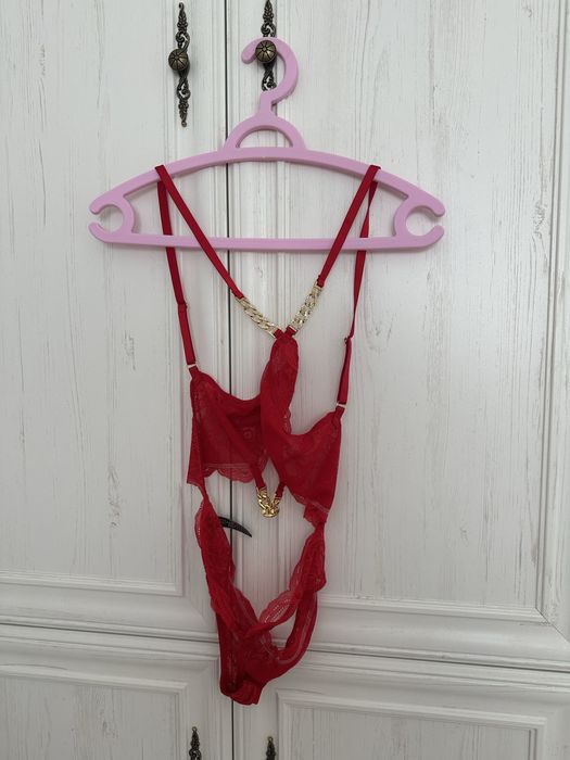 Гащеризони и пижами Victoria's Secret, цена 25 евро.