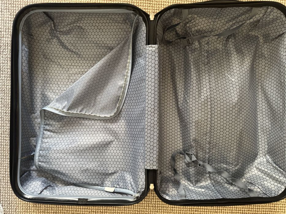 Твърд куфар, среден размер с колелца 68х45х27 без колелца 60х42х27