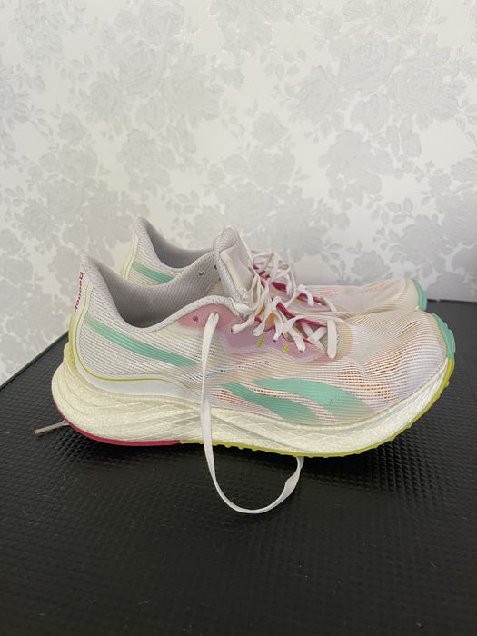 Продам кроссовки Reebok б/у, размер 40