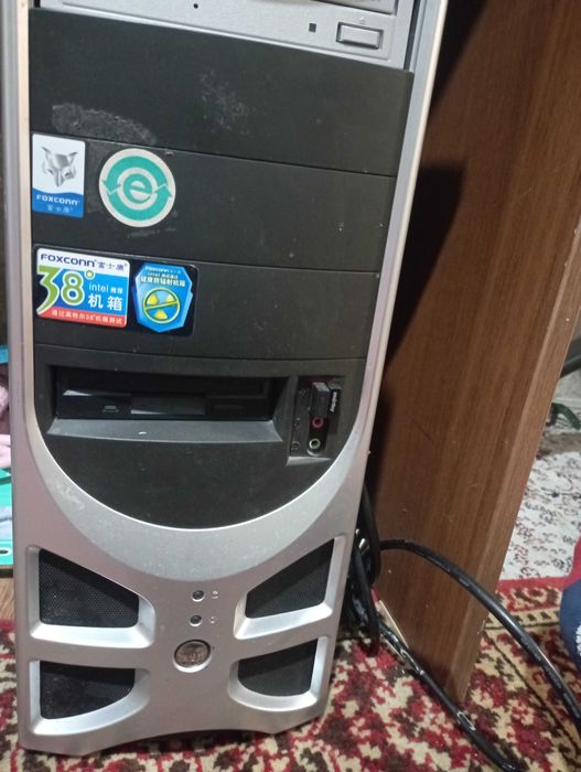 Монитор, системный блок и клавиатура