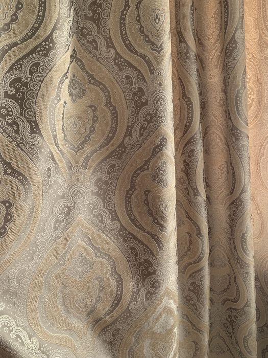 Продам шторы доя зала 2 комплекта