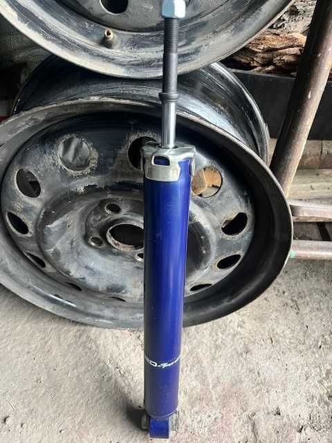 Амортизатор на Тойота Альфард Велфаер