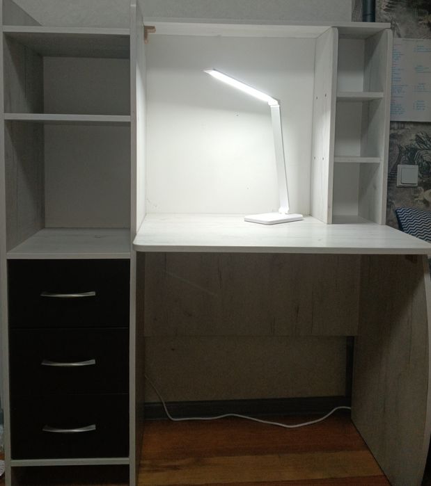 Письменный стол.