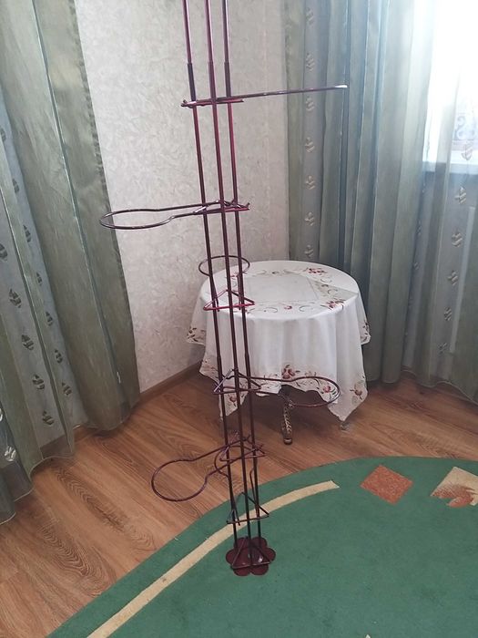 Стойка-распорка для цветов.