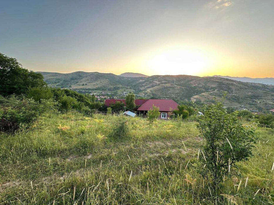 ЧИМГАН ,дом продаётся с большим участком и хорошей локацией