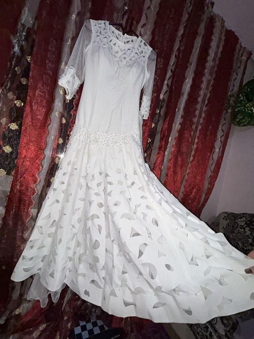 Продам платье белое женское