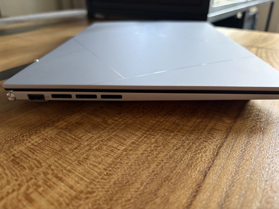 ASUS Zenbook Intel Core i9 32GB
