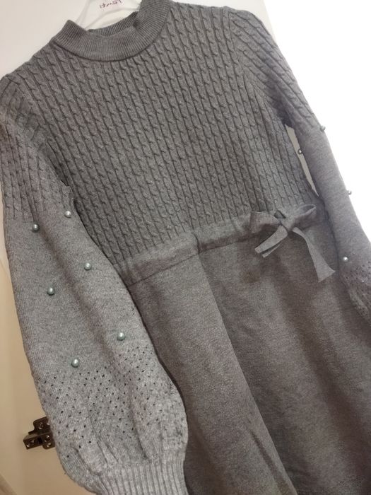 Продается утепленная платье женское очень красивая и стильная