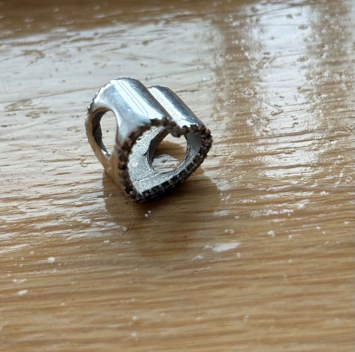 Продавам сребърен талисман за гривна