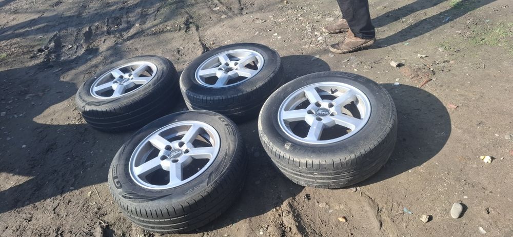 jante ford focus  cu cauciucuri de vara in stare foarte bună
