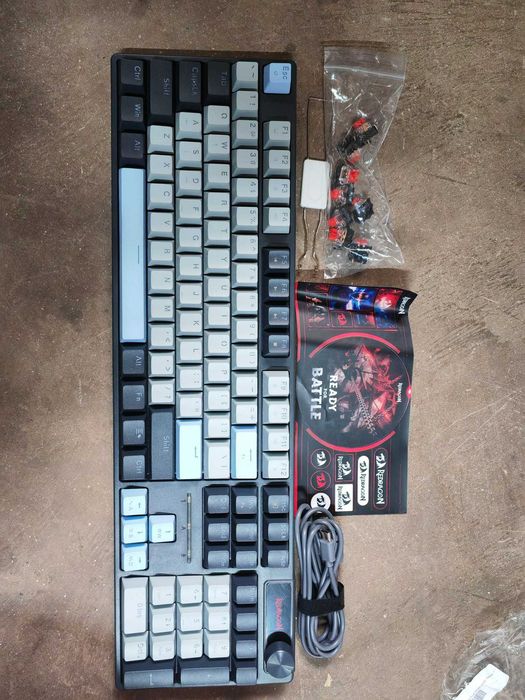 Tastatura gaming mecanica cu fir Redragon Caesura, Iluminare Rainbow, switch-uri rosii, Negru