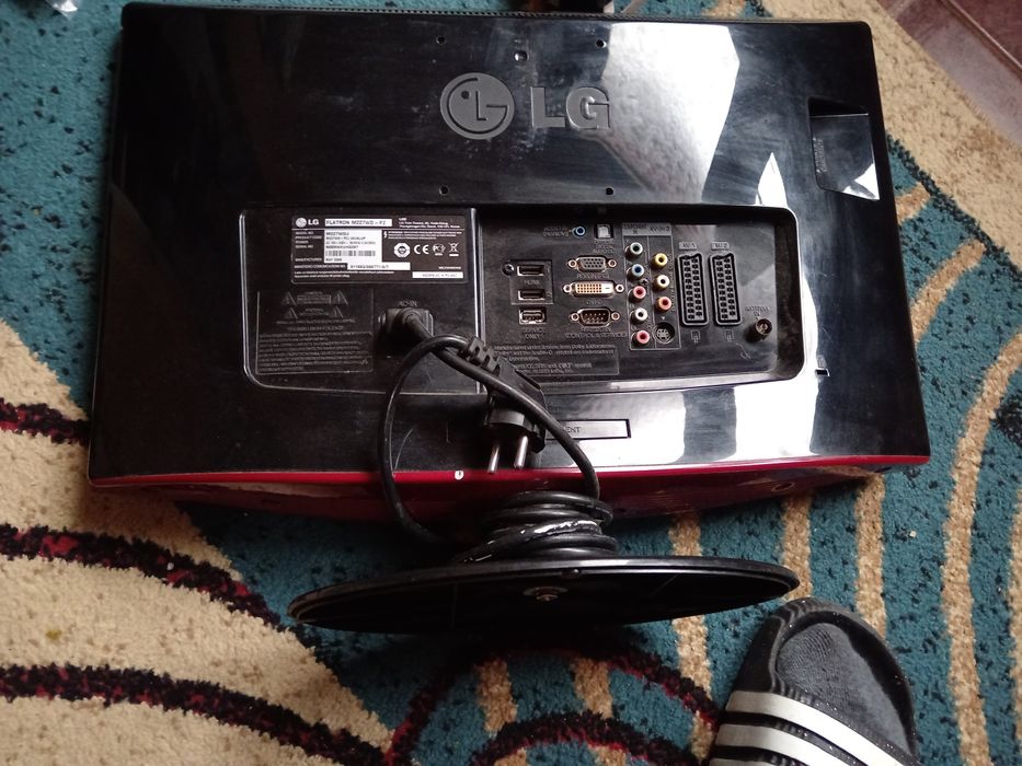 Vand 2 televizoare LG