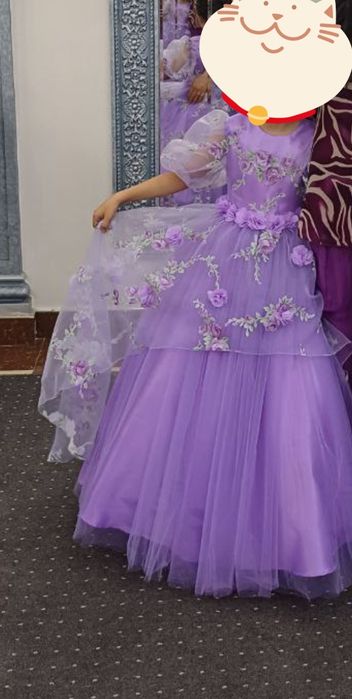 Продаю нарядное платье на девочку 7-9 лет