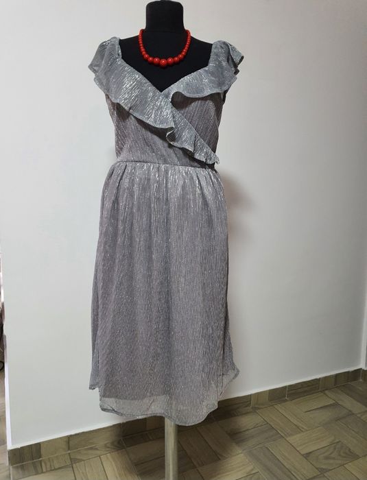Rochie argintie cu volane in zona bustului, material natural