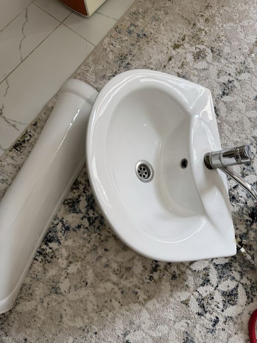 Раковина со стойкой и смесителем