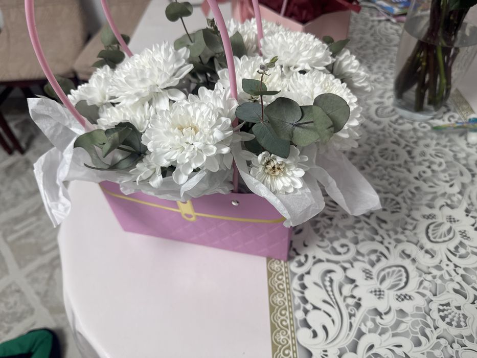 Живые цветы в корзинке