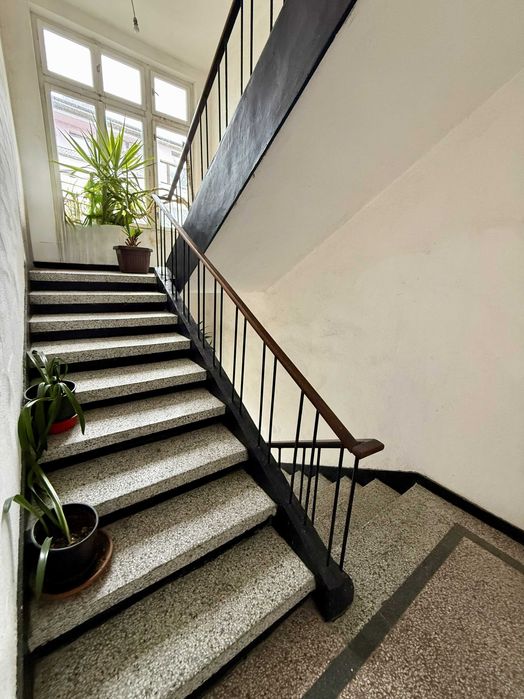 Просторен тристаен апартамент (етаж от къща) до стадиона