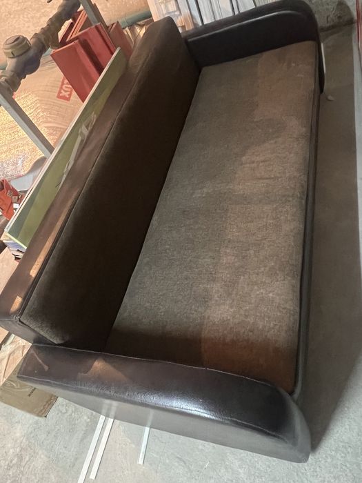 Коричневый диван