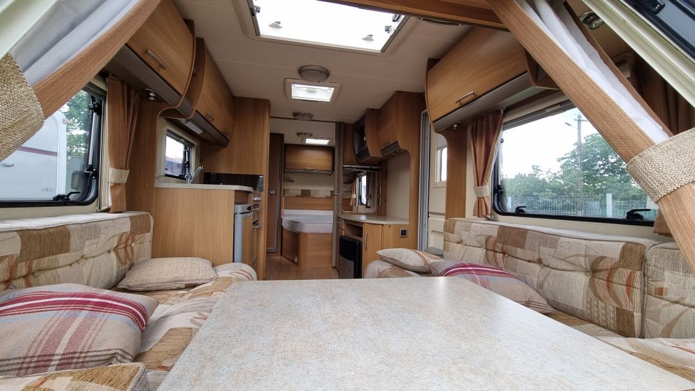 Rulota Swift Charisma 555, 2009, 2 zone, Pat matrimonial, Off camping, boiler gaz