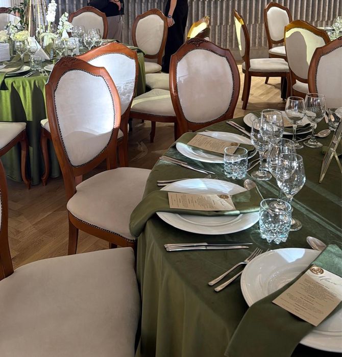 Închiriez fețe de masă rotunde din catifea – Verde Olive