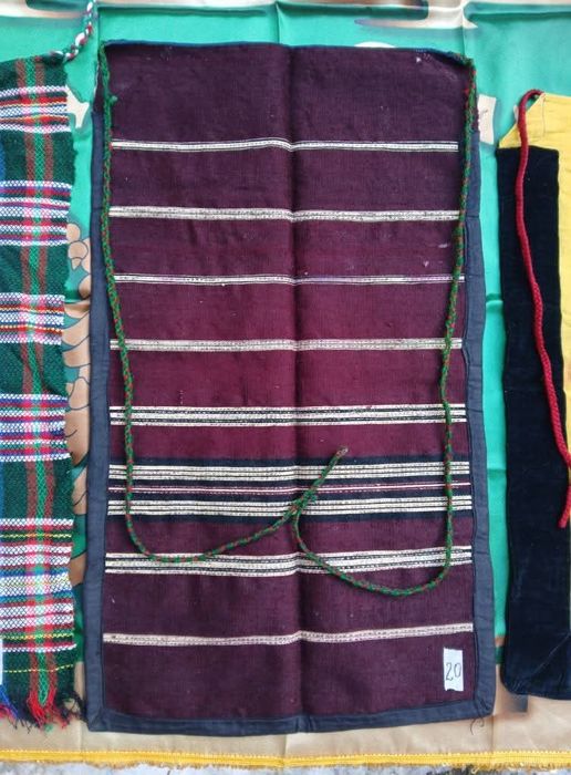 Носия народна престилка