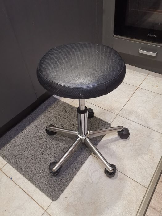 Кожена табуретка с колела