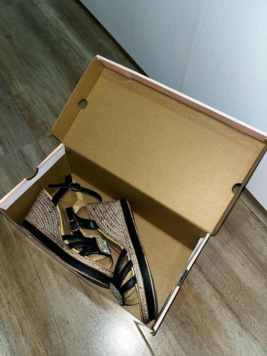 Дамски черни сандали с ток платформа