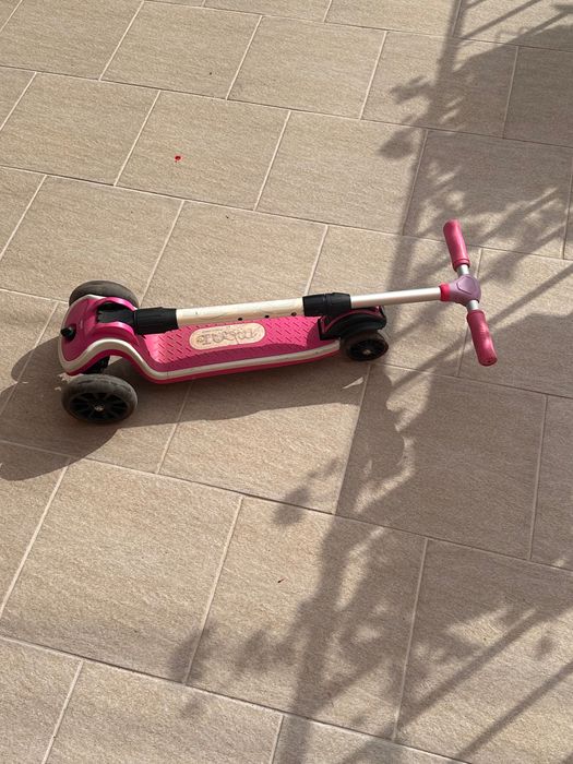 Детска тротинетка-светещи колела